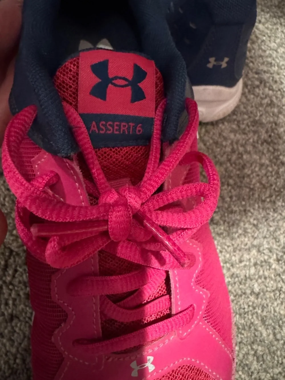 Under Armour Assert 6 size Youth 7